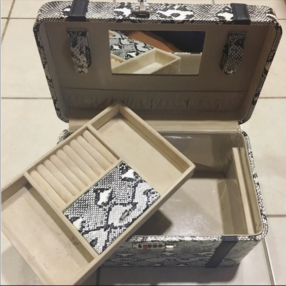 COSMETIC CASE ❤️🖤✔️🥊 reposhing. It doesn’t lock - Picture 4 of 5